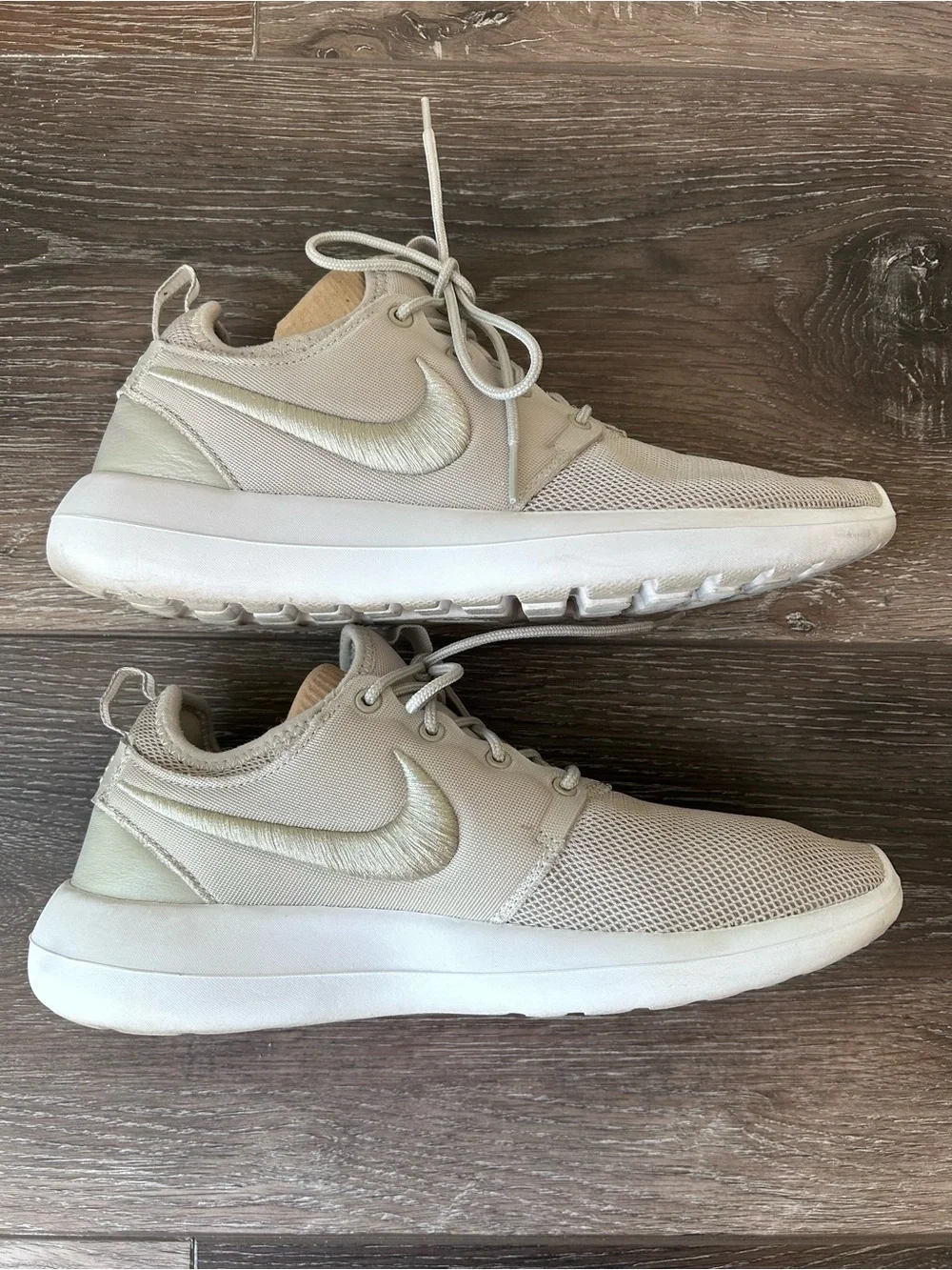 Nike Womens Roshe Two Sneaker Size 9